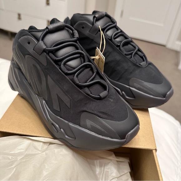 NIB AUTHENTIC YEEZY BOOST 700 MNVN ADULTS SIZE 5.5 - Picture 7 of 9